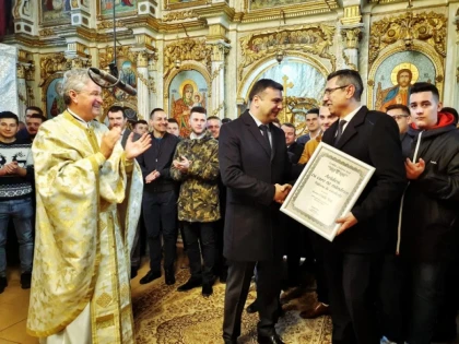 Păstrătorul tradiţiilor Vasile Rus a primit diploma „Arădeni cu care ne mândrim”   