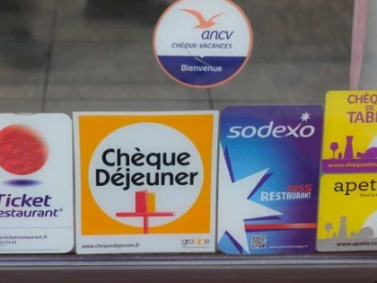 Patronii din HoReCa cer Guvernului să păstreze sistemul de tichete de masă pe carduri restricționate