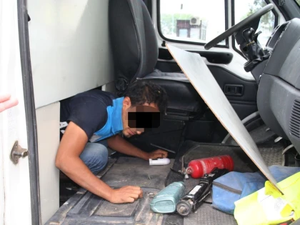 PATRU AFGANI AU FOST DESCOPERITI INTR-O AUTOUTILITARA, LA NADLAC