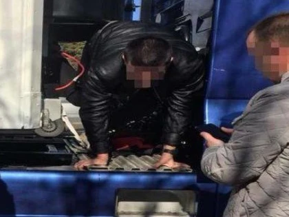Patru afgani au fost descoperiți într-o semiremorcă în Arad, după ce au trecut fraudulos frontiera