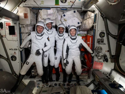 Patru astronauţi de pe ISS au început coborârea spre Pământ