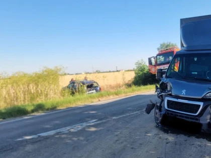 Patru autovehicule, implicate într-un accident, în apropiere de Vinga: două persoane rănite, una încarcerată