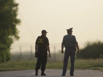 Patru cetățeni afgani, printre care și minori, au fost ridicați de poliție după ce se deplasau pe jos, pe DJ 709