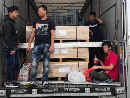 Patru cetăţeni din Afganistan şi Bangladesh, depistaţi ascunşi într-un camion la PTF Nădlac II