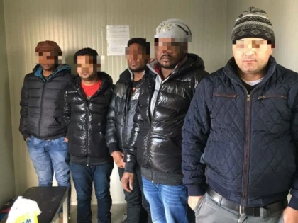 Patru cetăţeni din Sri Lanka ascunşi într-un microbuz, descoperiţi la Nădlac
