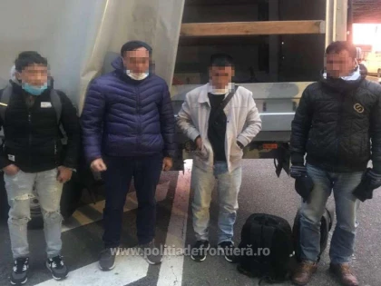 Patru cetăţeni din Vietnam, descoperiți într-o autoutilitară la Nădlac