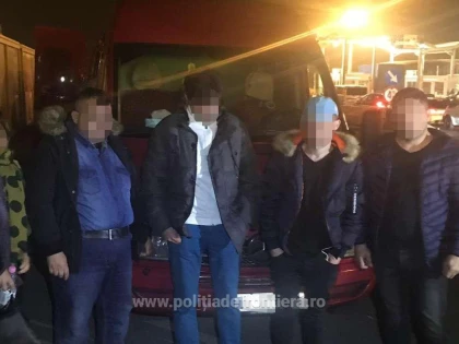 Patru cetățeni străini au încercat să iasă ilegal din România, ascunși într-o autoutilitară