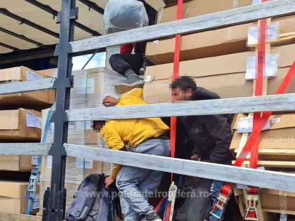 Patru cetăţeni străini au încercat să treacă ilegal vama Nădlac, ascunşi într-o autoutilitară