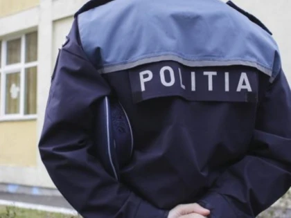 Patru hoți au fost prinși în flagrant, în timp ce furau fier din curtea unui imobil
