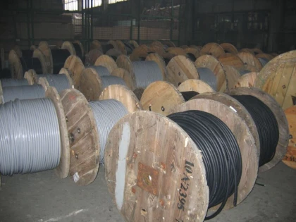PATRU HOTI AU FURAT 2800 DE KILOGRAME DE CABLU DIN CUPRU