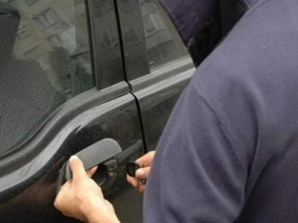 PATRU HOTI AU FURAT BANI SI BIJUTERII DINTR-O MASINA. AUTORII AU FOST PRINSI LA NADLAC
