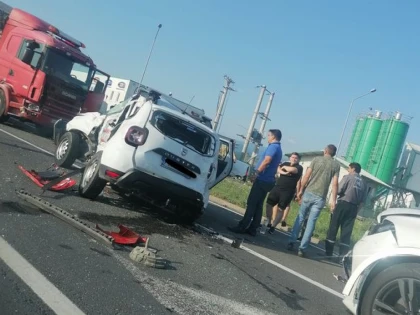 Patru persoane au murit, după ce un TIR a spulberat un SUV, la Sibiu