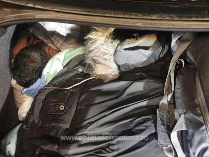 Patru refugiați, depistați de polițiștii de frontieră arădeni ascunși pe bancheta din spate și în portbagajul unui autoturism