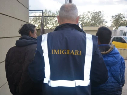 Patru refugiați, descoperiți într-un taxi, în apropiere de frontieră