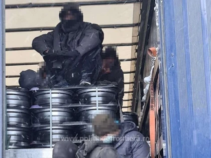 Patru sirieni care intenţionau să ajungă ilegal în Spaţiul Schengen, găsiţi ascunşi într-un TIR cu ulei de floarea soarelui