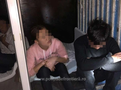 Patru vietnamezi ascunşi într-o autoutilitară, depistați la P.T.F. Nădlac II