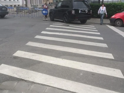 PE PRINCIPIUL „CE FACE OMUL, FACE SI MAIMUTA“, MASINA DEPUTATULUI PISTRU SE „ODIHNESTE“ PE TRECEREA DE PIETONI