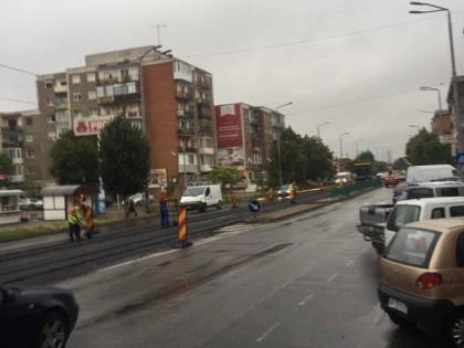 Pe Voinicilor se toarnă asfalt, deşi strada e plină de bălţi!