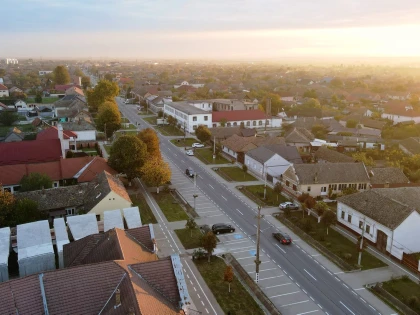 Pecica investește peste 2,3 milioane de lei în băncuțe inteligente cu Wi-Fi gratuit și încărcătoare pentru telefoane