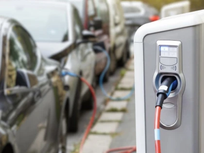 Pecica: Primăria a mai câștigat o finanțare din fonduri europene nerambursabile! Posesorii de automobile electrice sau hibride le vor putea încărca gratuit! 33 de stații de încărcare vor fi amplasate în oraș și în satul aparținător Sederhat.