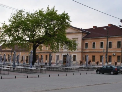 PECICA SARBATORESTE ZECE ANI DE CAND A DEVENIT ORAS