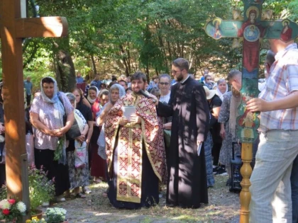 Pelerinajul „Drumului Crucii” la Mănăstirea Feredeu de Praznicul Înălțării Sfintei Cruci