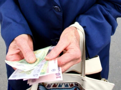 Pensionarii cu pensii de până la 3000 de lei vor primi o sumă suplimentară în octombrie