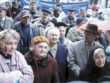 PENSIONARII ÎȘI CER DREPTURILE ÎN FAȚA MINISTERULUI MUNCII