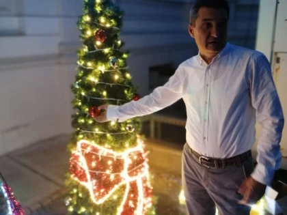 Pentru că vine iarna, arădenii așteaptă ca Bibarț să rezolve problema țânțarilor. Astă vară a montat pomul de Crăciun