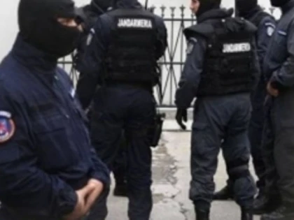 Percheziții de amploare la traficanți de droguri. Peste 50 de persoane sunt aduse la audieri de către procurorii DIICOT Arad
