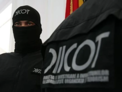 Percheziții DIICOT în județul Arad. A fost vizat un grup de traficanți de migranți