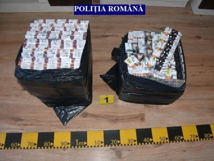 Percheziții domiciliare la contrabandiști. Sute de mii de țigări, confiscate de polițiști