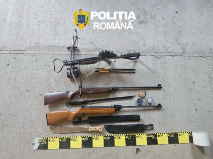 Percheziții în Arad. Polițiștii au găsit arme, muniție, săbii și o arbaletă