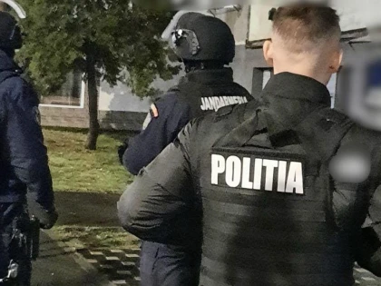 Percheziții în Arad. Polițiștii au găsit o armă, cartușe și produse posibil contrafăcute