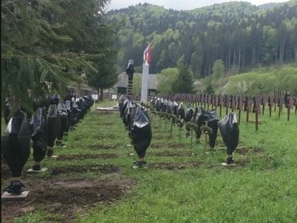 Percheziții în Bacău și Harghita, legate de acoperirea crucilor eroilor din Cimitirul Valea Uzului