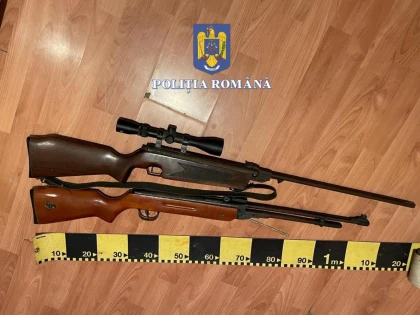 Percheziții în Ineu. Polițiștii au găsit două arme, la domiciliul unui bărbat