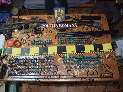 Percheziții în Joia Mare. Polițiștii au confiscat arme de vânătoare și sute de cartușe