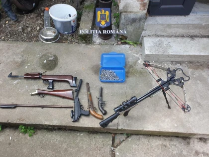 Percheziții în Lipova. Un olandez a fost reținut, după ce polițiștii au găsit arme, cartușe, lunete și un proiectil