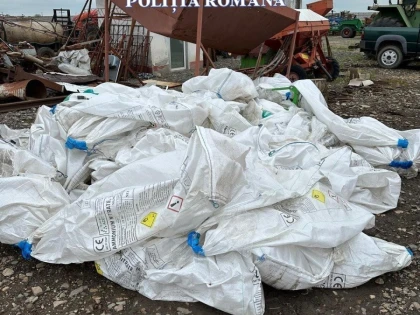 Percheziții în Munar. Polițiștii au găsit într-o gospodărie 3,5 tone de azotat de amoniu și sute de litri de deșeuri periculoase