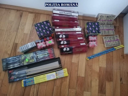 Percheziții în Sântana. Au fost confiscate sute de articole pirotehnice