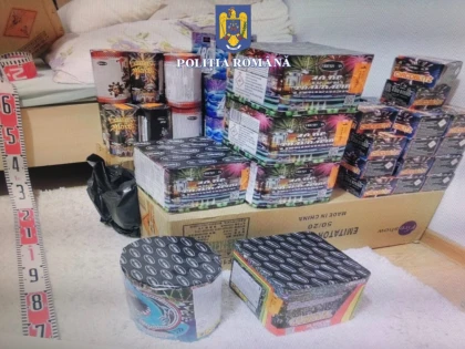 Percheziții în Sântana! Polițiștii au descoperit peste 27.000 de articole pirotehnice