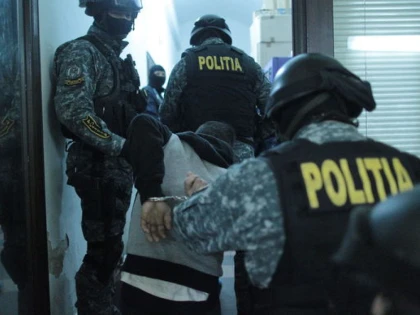 Percheziții în Vestul țării la persoane bănuite de trafic de minori și proxenetism