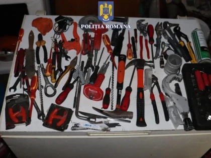 Percheziții în Vladimirescu și Sâmbăteni, la o grupare de hoți specializați în furturi din autoturisme