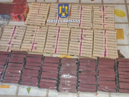 Percheziții în Zărand, Mișca și Cintei. Polițiștii au descoperit 190 de pachete de țigarete nemarcate și 30 de kilograme de articole pirotehnice