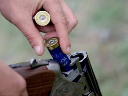 Percheziții la doi braconieri din Hălmăgel. Polițiștii au găsit o matriță pentru confecționarea cartușelor, capcane, diferite trofee