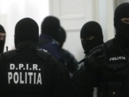 PERCHEZITII LA DOMICILIILE UNOR SUSPECTI DE CONTRABANDA CU TIGARI DIN MUNICIPIUL CONSTANTA