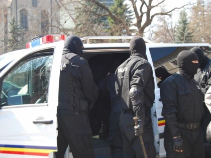 Percheziții la Pecica, într-un dosar de tâlhărie. Patru bărbați au fost reținuți
