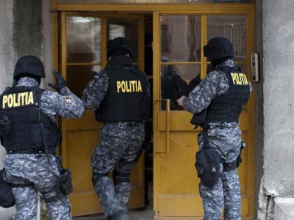 Percheziții la Șiria, la trei bărbați care ar fi otrăvit mai mulți câini