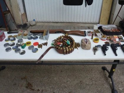 PERCHEZITII LA UN BARBAT CARE DETINEA ILEGAL ARME. ARSENALUL DESCOPERIT ESTE IMPRESIONANT