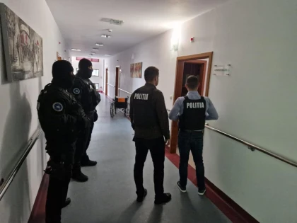 Percheziții la un centru medical din Arad, mai mulți medici fiind acuzați de înșelăciune